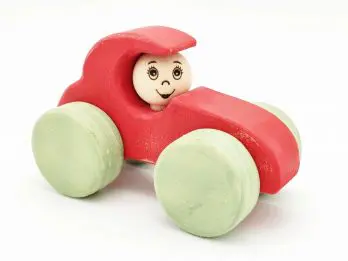 Voiture en bois brut ou peinte : la Coccinelle