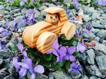 Voiture en bois brut ou peinte : la Coccinelle