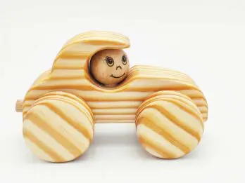 Voiture en bois brut ou peinte : la Coccinelle